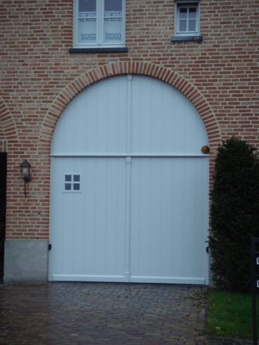 Garagepoort in meranti, volledig afgelakt (kantelpoort)