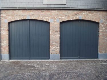 Garagepoorten in afzelia, volledig afgelakt (kantelpoorten)