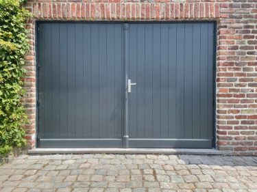 Garagepoort in meranti (in Nijlen)