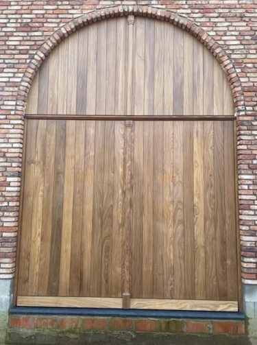 Garagepoort in afrormosia, transparant afgelakt (in Herentals)