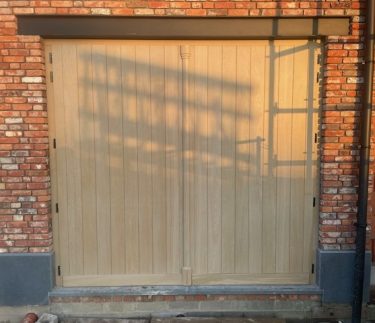 garagepoort in eik, behandeld met grijze tint (in Schelle)