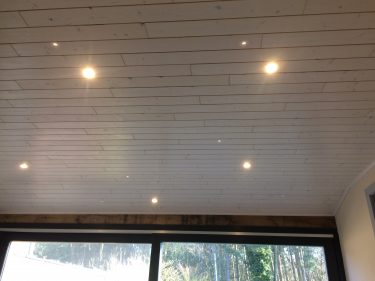 Plafond in grenen, wit afgelakt