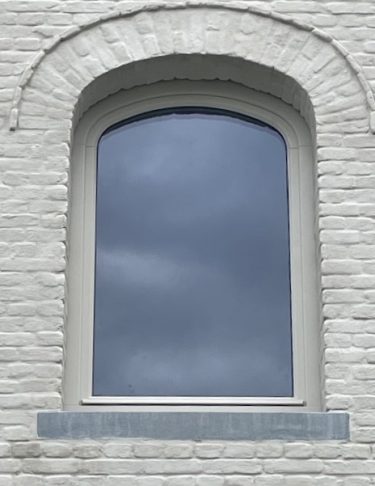 raam in padoek, behandeld in ralkleur, ronde raam binnen en buiten (in Lille)