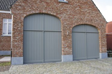 Garagepoorten in afzelia, volledig afgelakt (kantelpoorten)